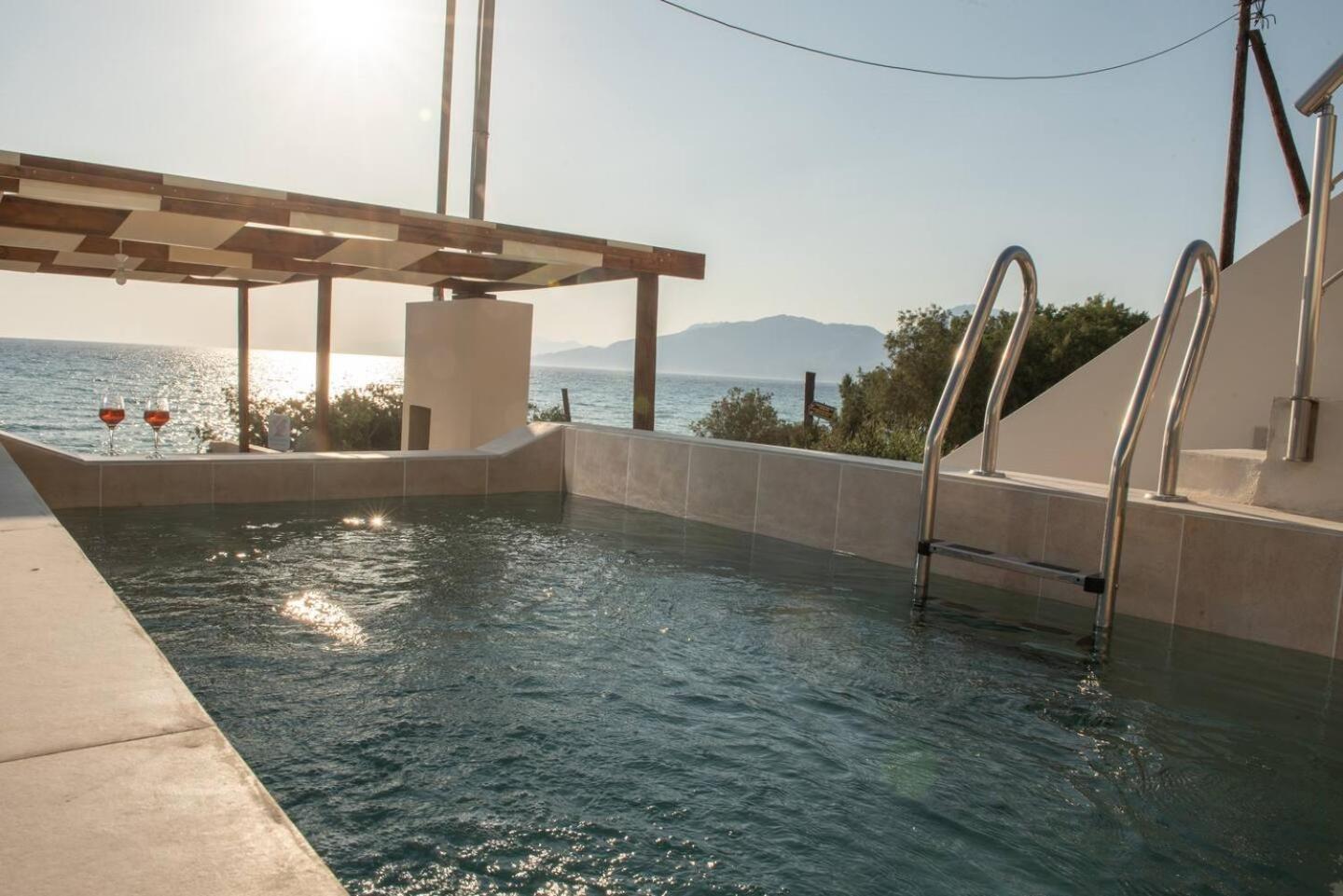 Stella & Eleni Suite With Shared Pool & Open View Kalamaki  Eksteriør bilde